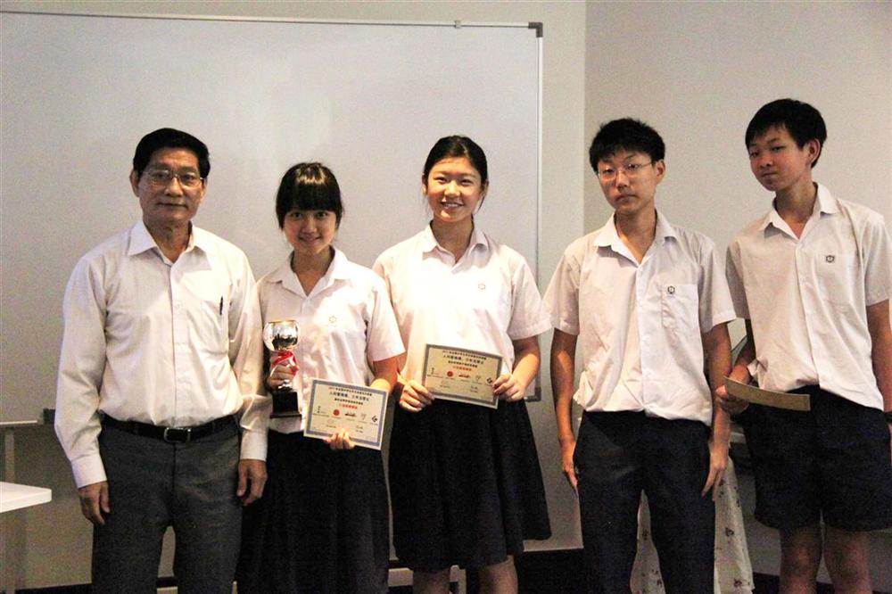 颁奖嘉宾:新加坡中学华文教师会陈益清理事长          小说组银牌奖